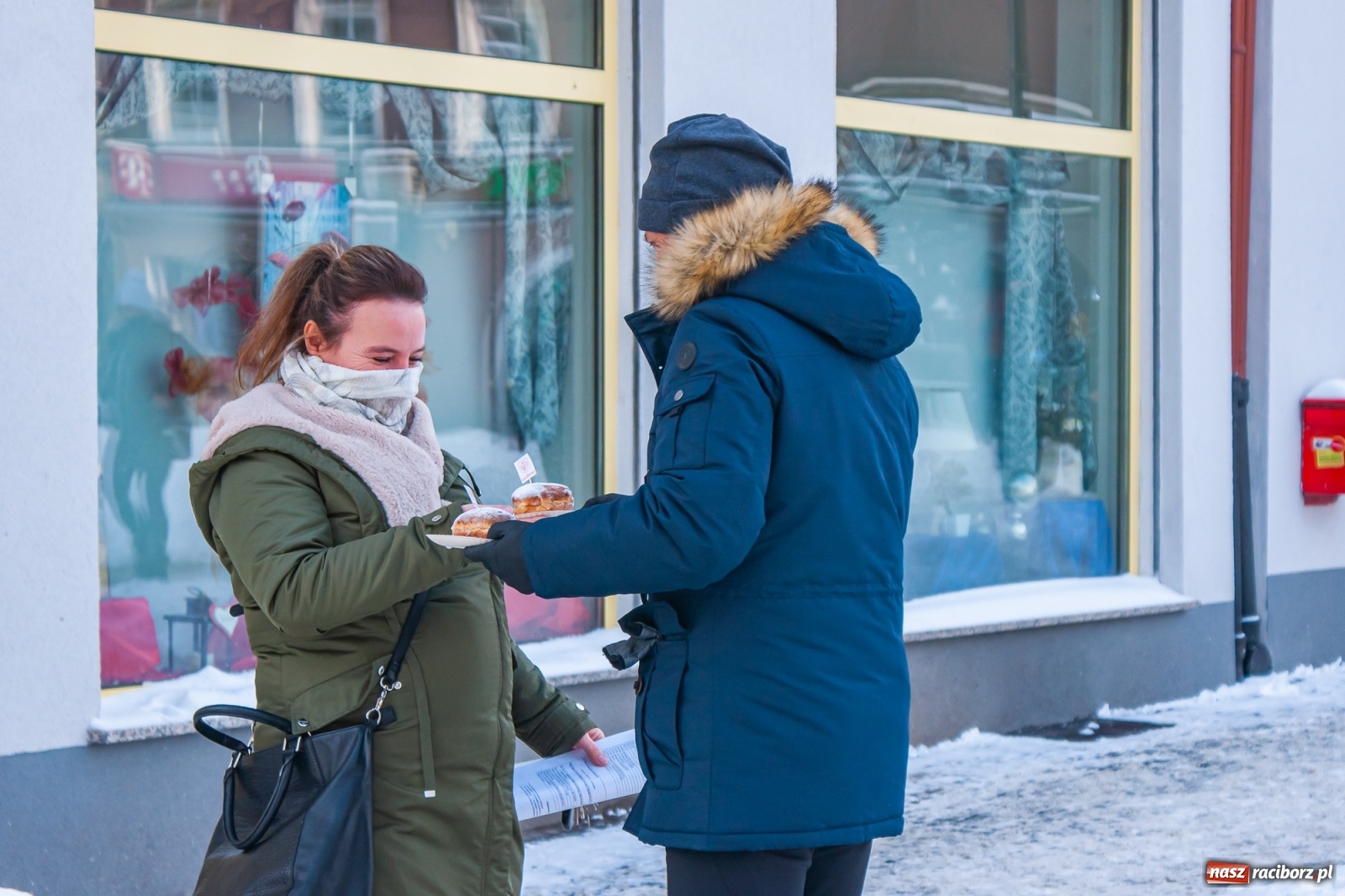 Zdjęcie w galerii na portalu naszraciborz.pl: Prezydent rozdaje pączki na Rynku [FOTO] wiadomości z regionu