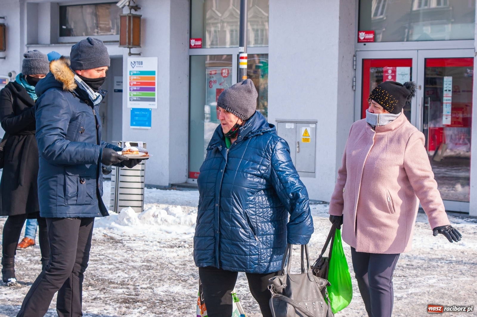 Zdjęcie w galerii na portalu naszraciborz.pl: Prezydent rozdaje pączki na Rynku [FOTO] wiadomości z regionu
