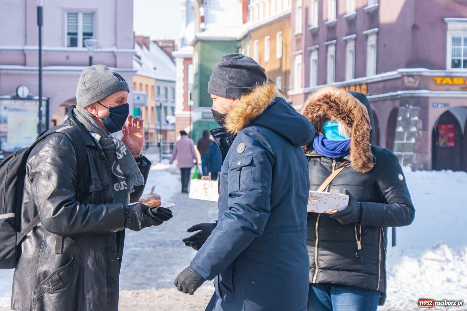 Zdjęcie w galerii na portalu naszraciborz.pl: Prezydent rozdaje pączki na Rynku [FOTO] wiadomości z regionu