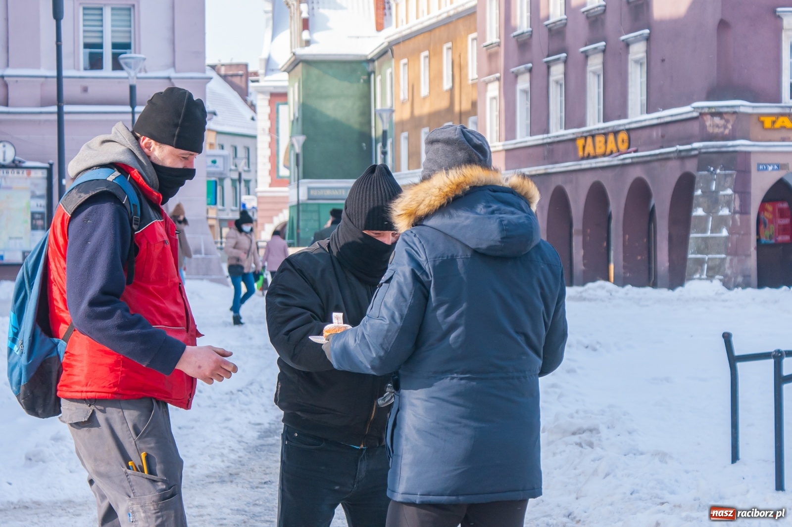 Zdjęcie w galerii na portalu naszraciborz.pl: Prezydent rozdaje pączki na Rynku [FOTO] wiadomości z regionu