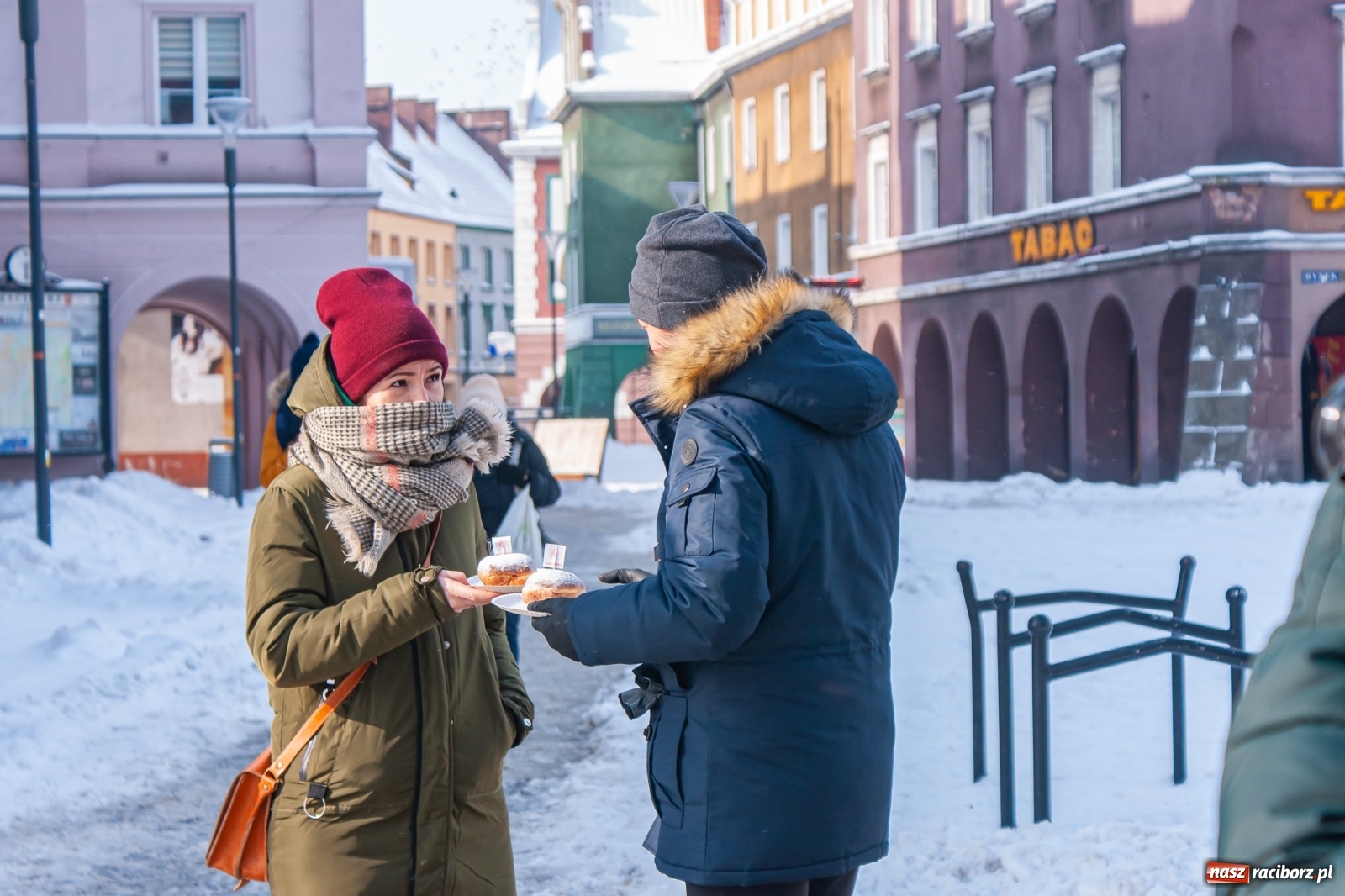 Zdjęcie w galerii na portalu naszraciborz.pl: Prezydent rozdaje pączki na Rynku [FOTO] wiadomości z regionu