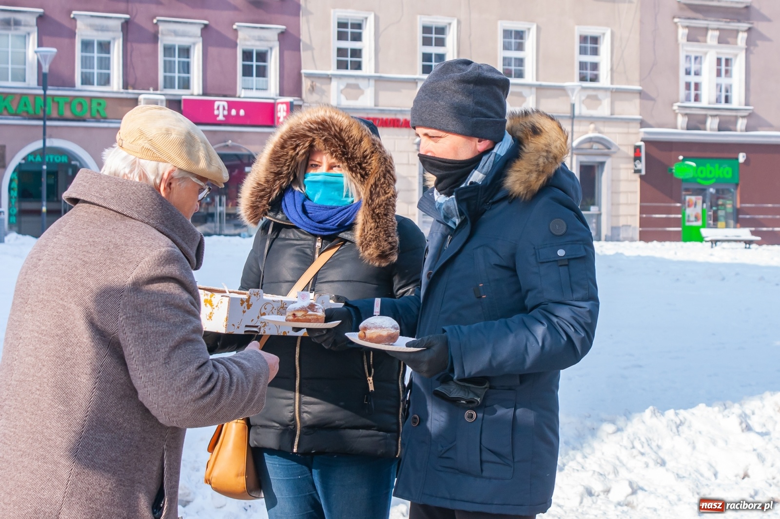 Zdjęcie w galerii na portalu naszraciborz.pl: Prezydent rozdaje pączki na Rynku [FOTO] wiadomości z regionu