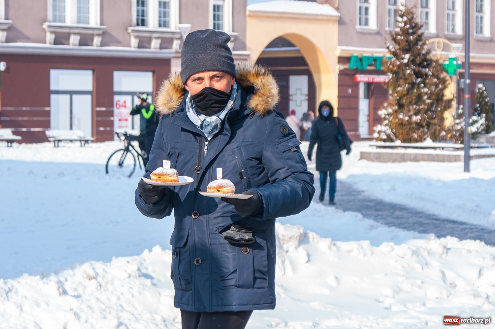 Zdjęcie w galerii na portalu naszraciborz.pl: Prezydent rozdaje pączki na Rynku [FOTO] wiadomości z regionu