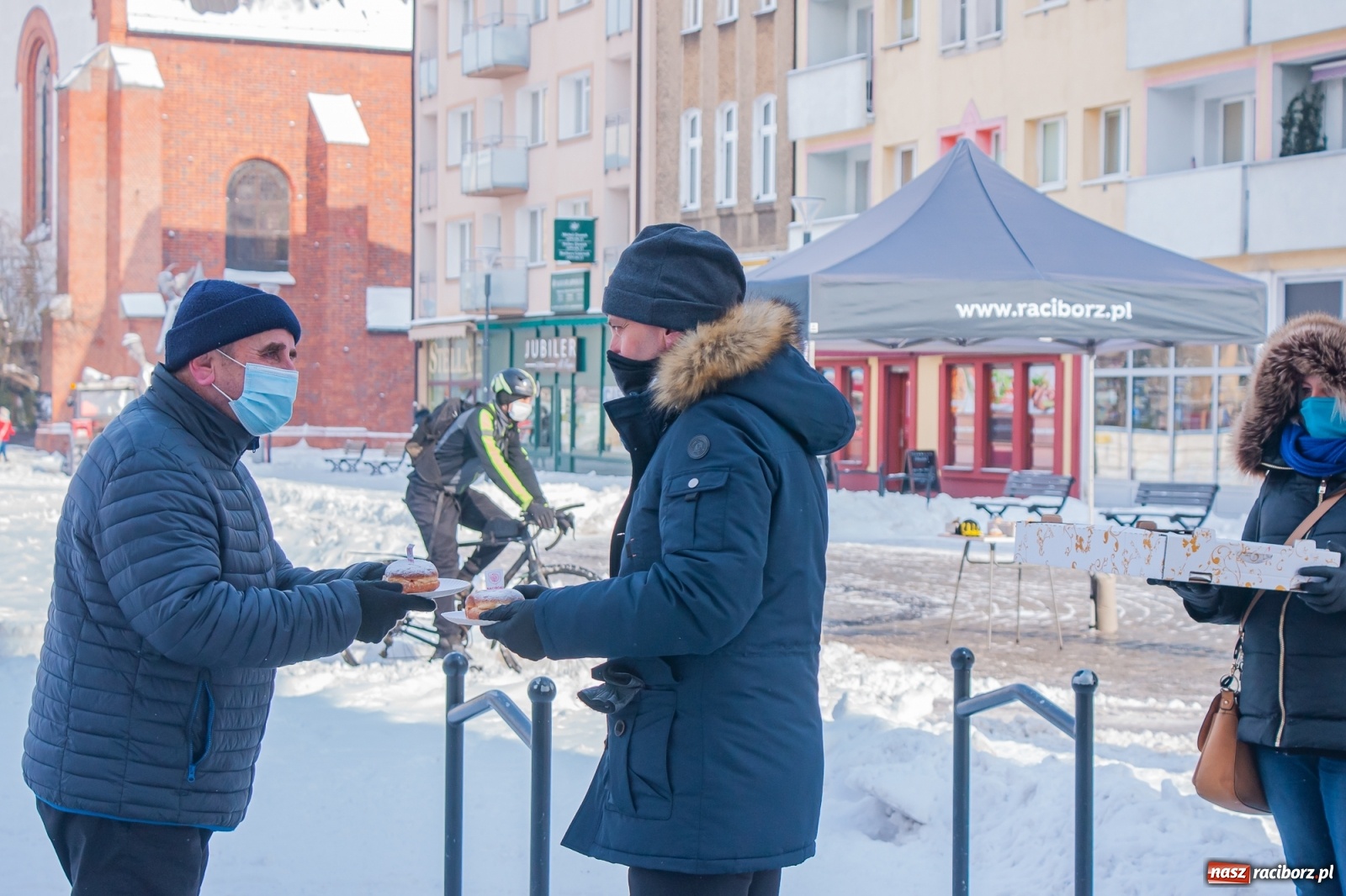 Zdjęcie w galerii na portalu naszraciborz.pl: Prezydent rozdaje pączki na Rynku [FOTO] wiadomości z regionu
