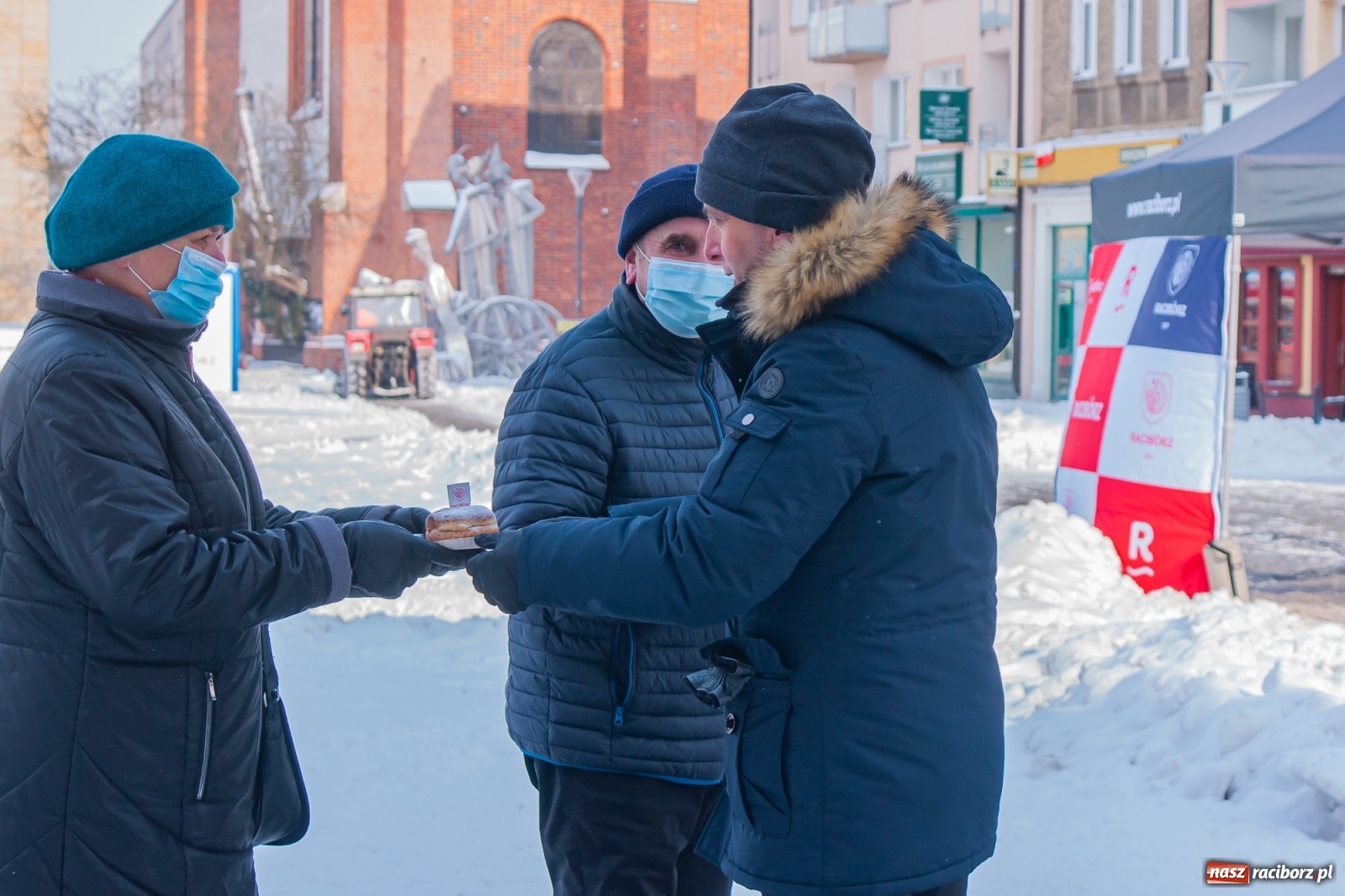 Zdjęcie w galerii na portalu naszraciborz.pl: Prezydent rozdaje pączki na Rynku [FOTO] wiadomości z regionu