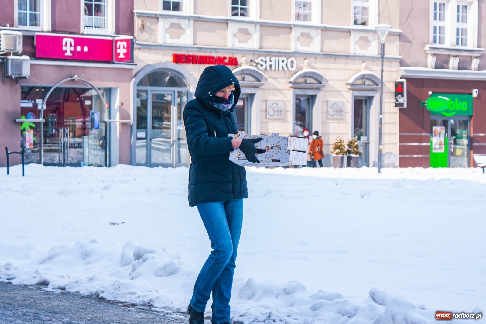Zdjęcie w galerii na portalu naszraciborz.pl: Prezydent rozdaje pączki na Rynku [FOTO] wiadomości z regionu