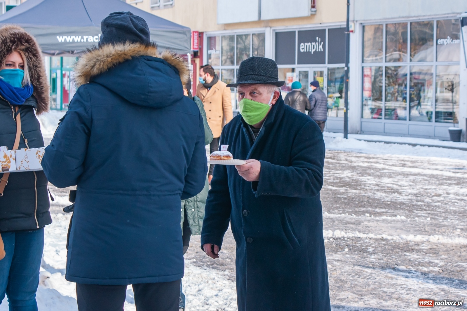 Zdjęcie w galerii na portalu naszraciborz.pl: Prezydent rozdaje pączki na Rynku [FOTO] wiadomości z regionu