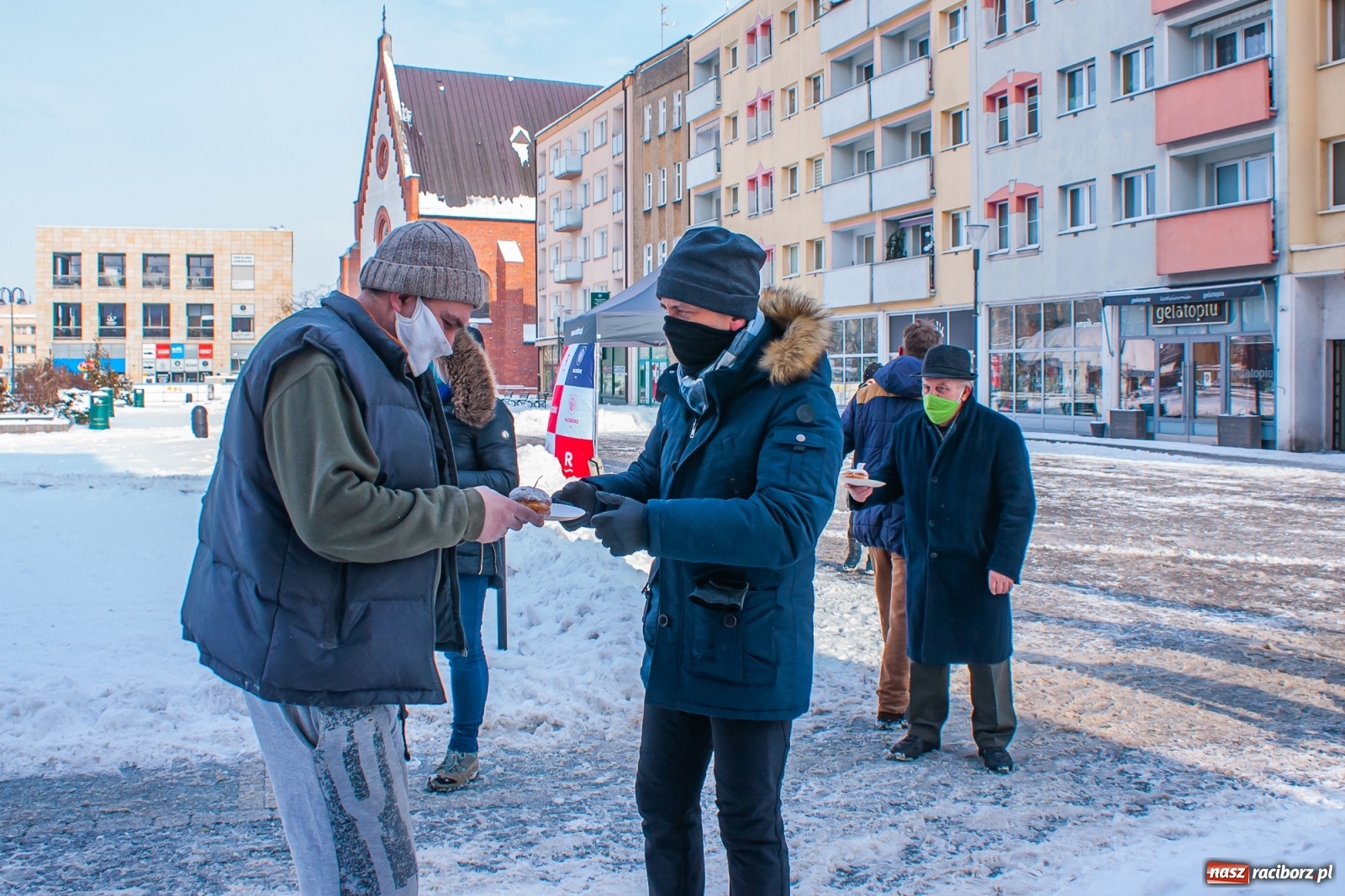 Zdjęcie w galerii na portalu naszraciborz.pl: Prezydent rozdaje pączki na Rynku [FOTO] wiadomości z regionu
