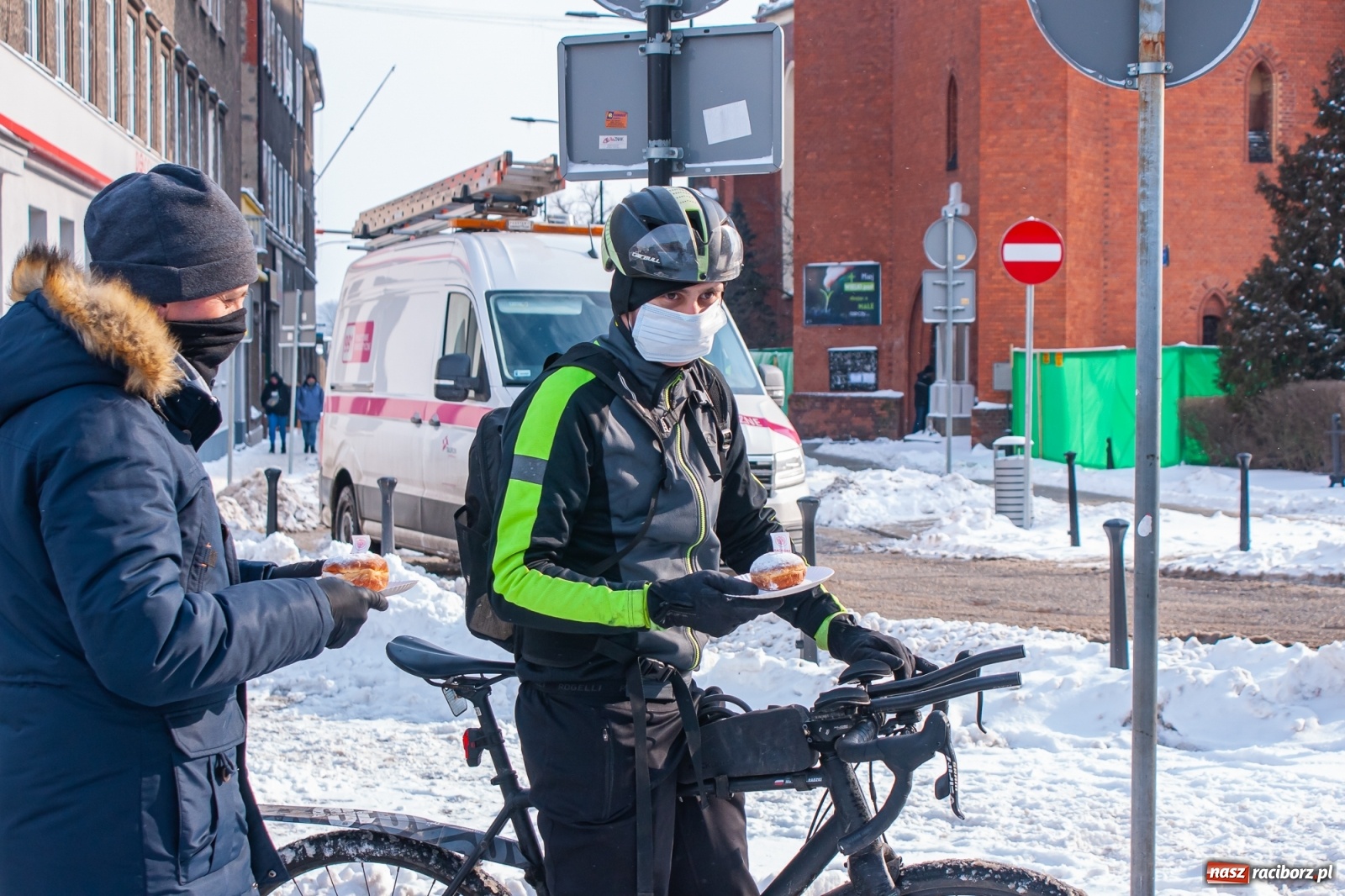 Zdjęcie w galerii na portalu naszraciborz.pl: Prezydent rozdaje pączki na Rynku [FOTO] wiadomości z regionu
