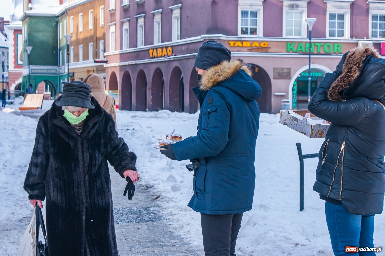 Zdjęcie w galerii na portalu naszraciborz.pl: Prezydent rozdaje pączki na Rynku [FOTO] wiadomości z regionu