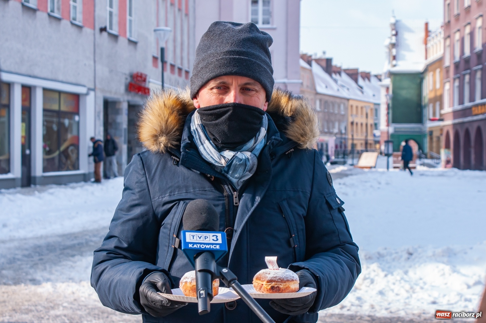 Zdjęcie w galerii na portalu naszraciborz.pl: Prezydent rozdaje pączki na Rynku [FOTO] wiadomości z regionu
