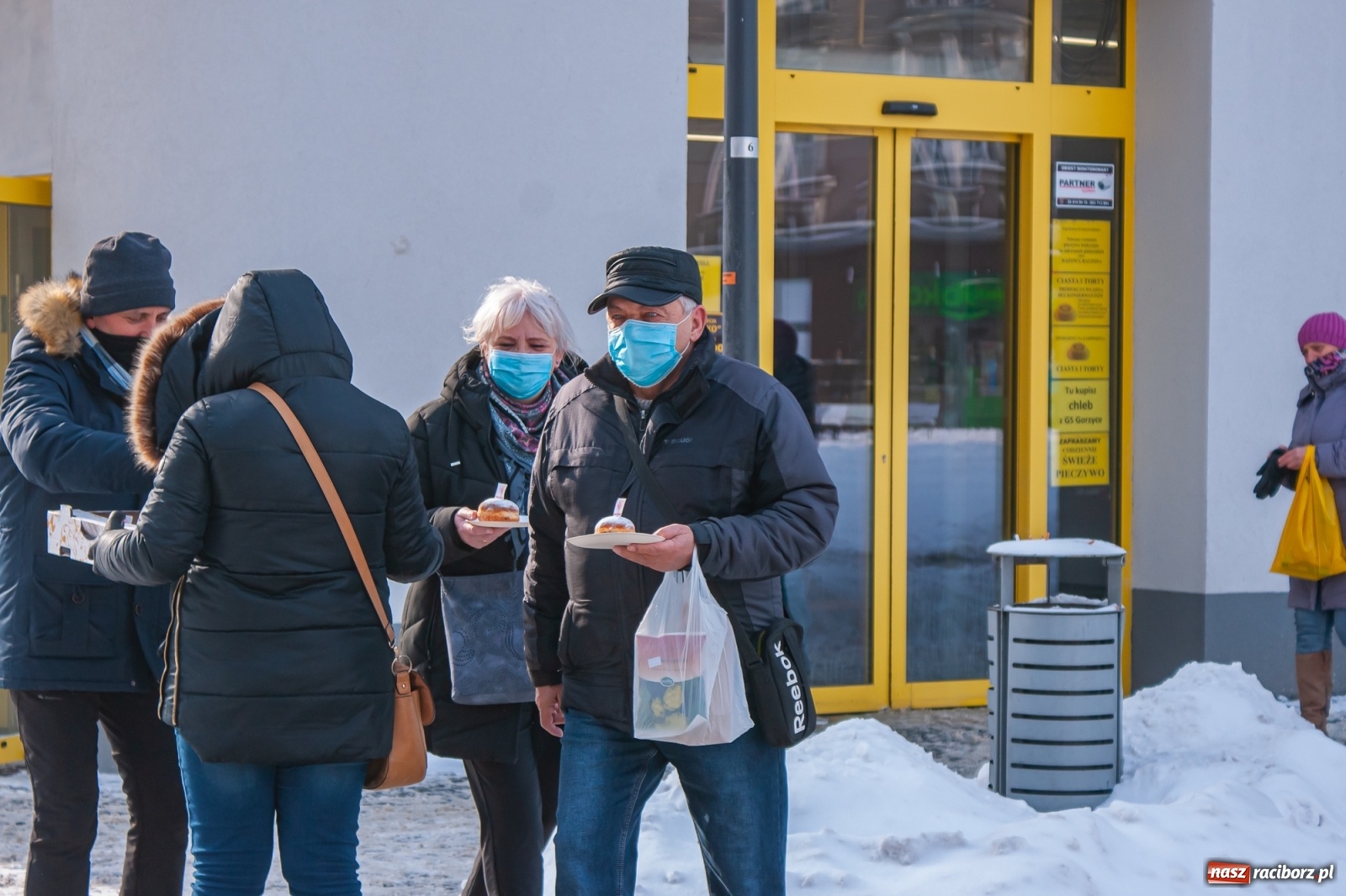 Zdjęcie w galerii na portalu naszraciborz.pl: Prezydent rozdaje pączki na Rynku [FOTO] wiadomości z regionu