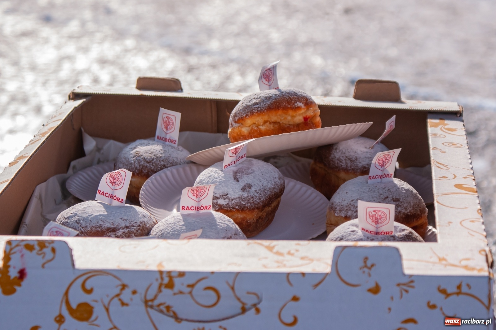 Zdjęcie w galerii na portalu naszraciborz.pl: Prezydent rozdaje pączki na Rynku [FOTO] wiadomości z regionu