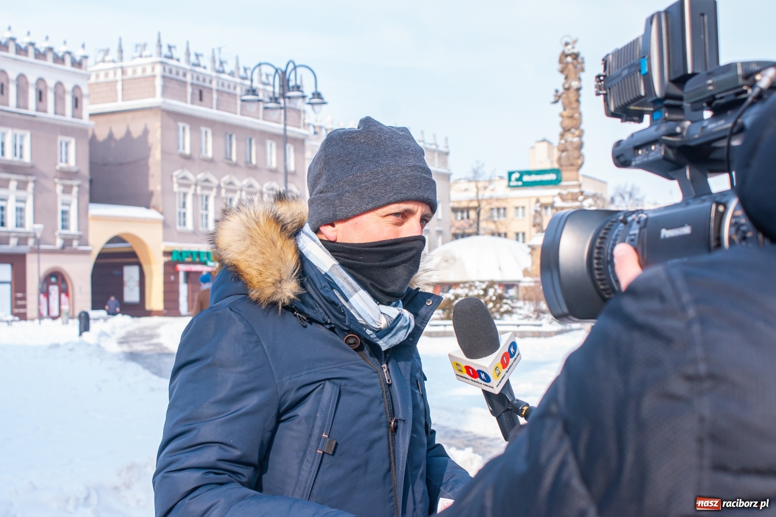 Zdjęcie w galerii na portalu naszraciborz.pl: Prezydent rozdaje pączki na Rynku [FOTO] wiadomości z regionu