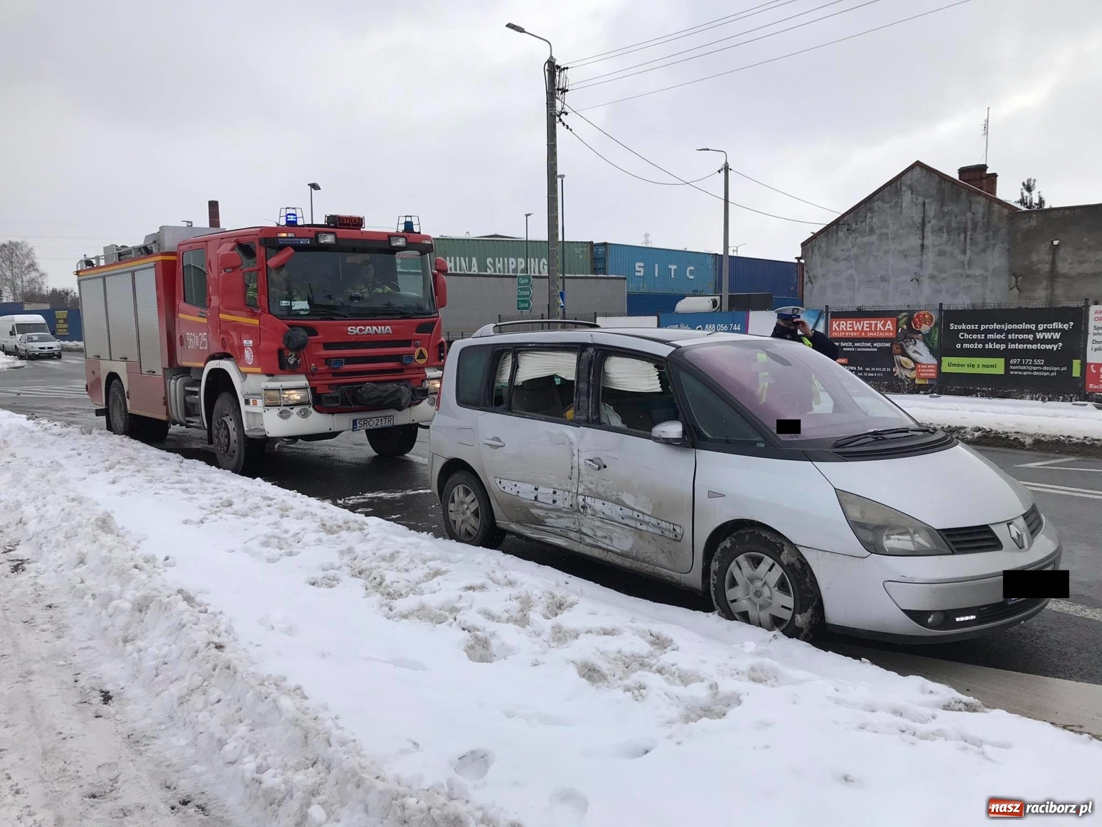 Zdjęcie w galerii na portalu naszraciborz.pl: Zderzenie renault z ciężarówką na skrzyżowaniu Kościuszki-Łąkowa wiadomości z regionu