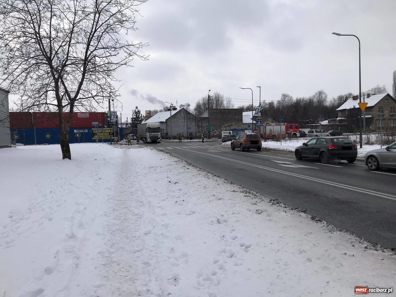 Zdjęcie w galerii na portalu naszraciborz.pl: Zderzenie renault z ciężarówką na skrzyżowaniu Kościuszki-Łąkowa wiadomości z regionu