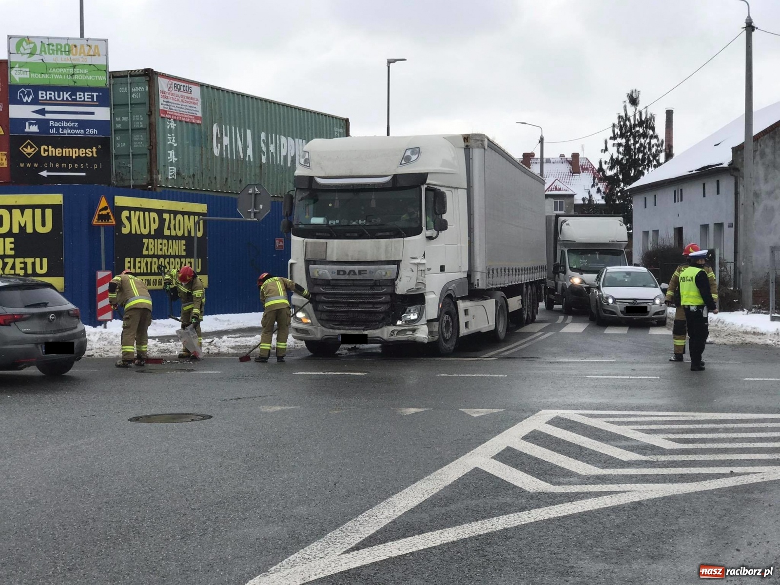 Zdjęcie w galerii na portalu naszraciborz.pl: Zderzenie renault z ciężarówką na skrzyżowaniu Kościuszki-Łąkowa wiadomości z regionu