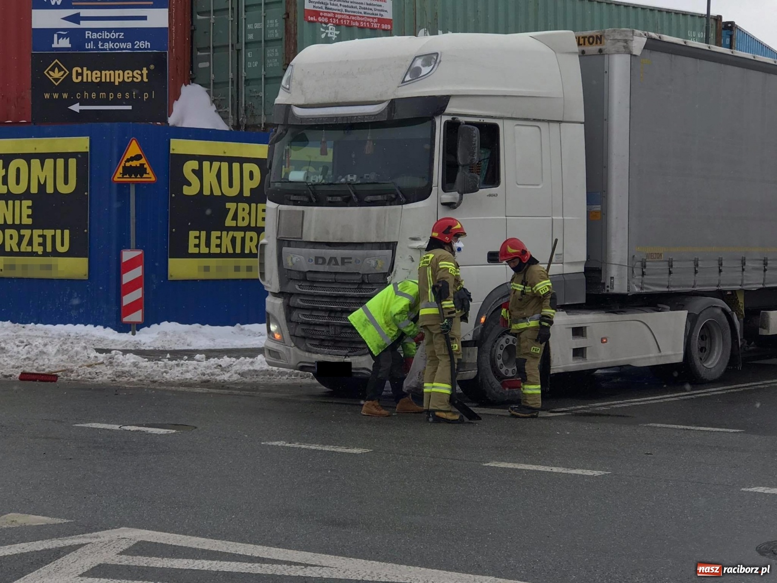 Zdjęcie w galerii na portalu naszraciborz.pl: Zderzenie renault z ciężarówką na skrzyżowaniu Kościuszki-Łąkowa wiadomości z regionu