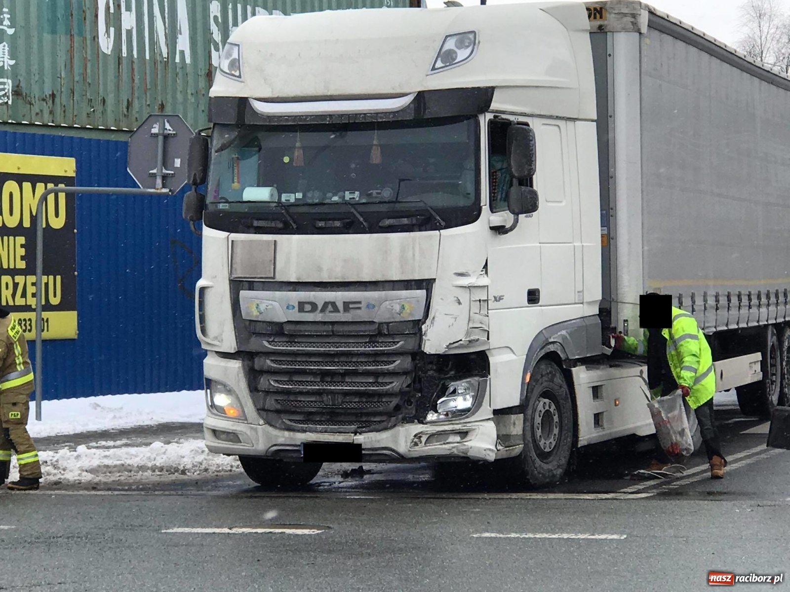 Zdjęcie w galerii na portalu naszraciborz.pl: Zderzenie renault z ciężarówką na skrzyżowaniu Kościuszki-Łąkowa wiadomości z regionu