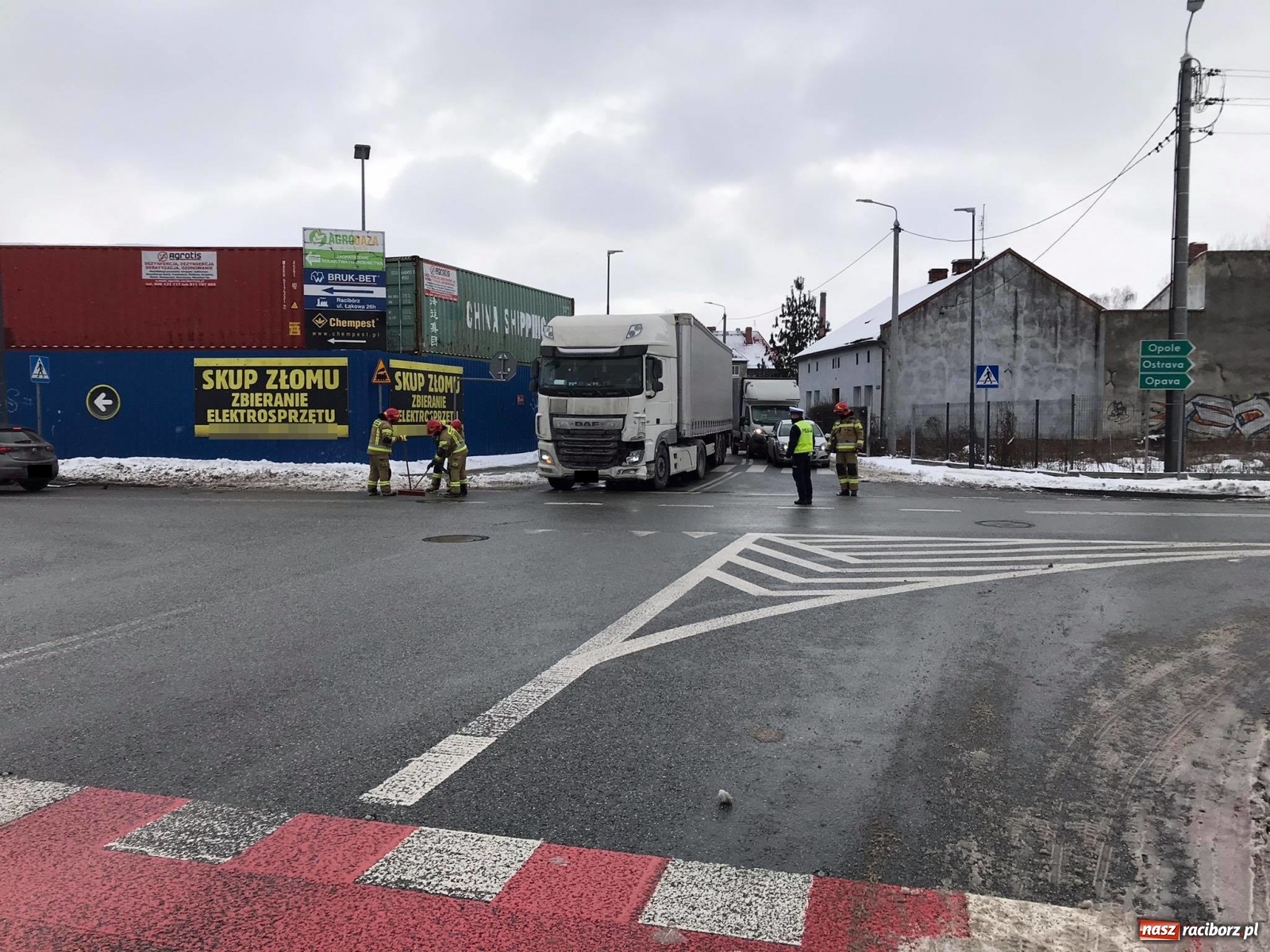 Zdjęcie w galerii na portalu naszraciborz.pl: Zderzenie renault z ciężarówką na skrzyżowaniu Kościuszki-Łąkowa wiadomości z regionu