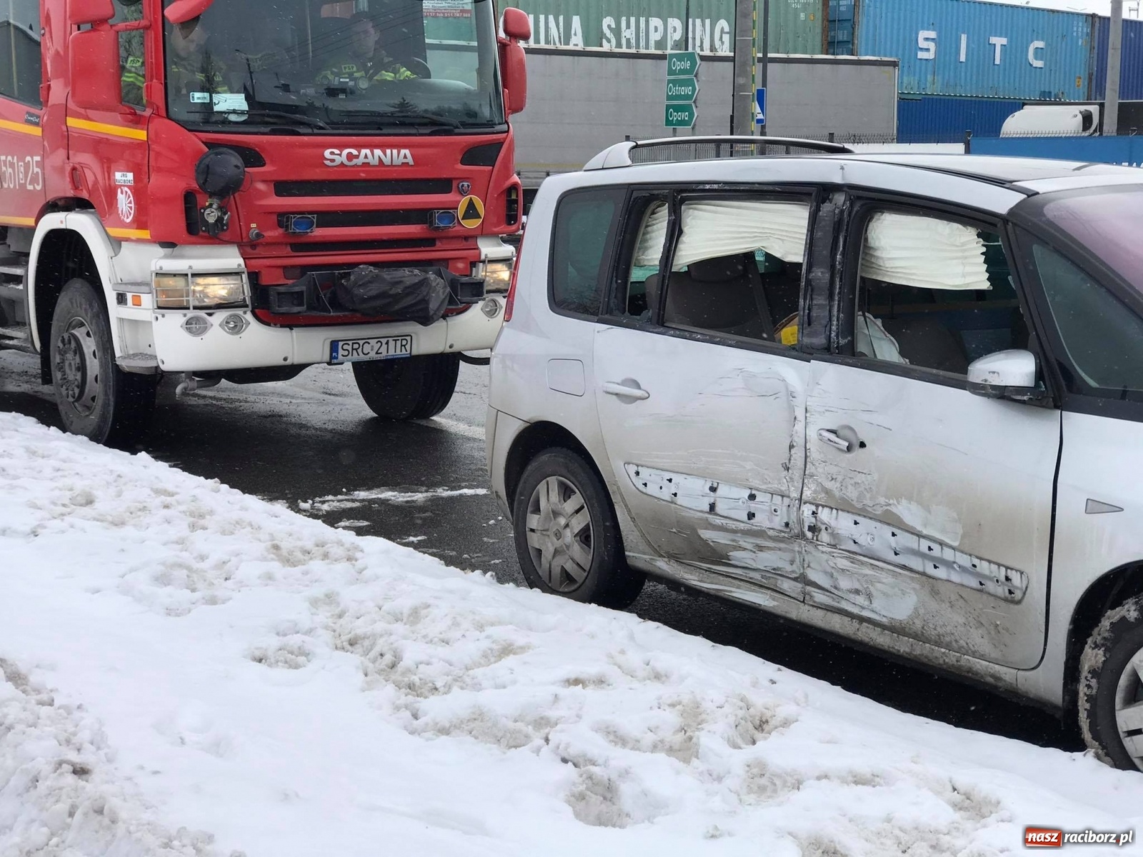 Zdjęcie w galerii na portalu naszraciborz.pl: Zderzenie renault z ciężarówką na skrzyżowaniu Kościuszki-Łąkowa wiadomości z regionu