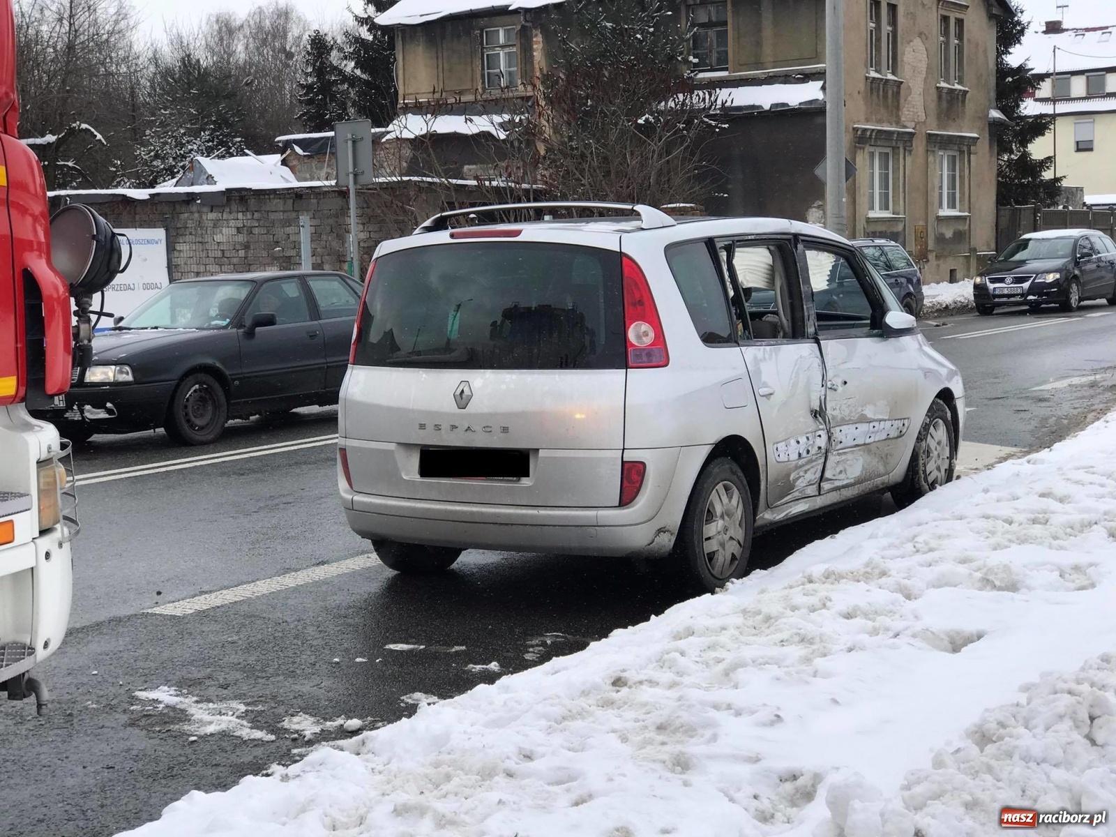 Zdjęcie w galerii na portalu naszraciborz.pl: Zderzenie renault z ciężarówką na skrzyżowaniu Kościuszki-Łąkowa wiadomości z regionu