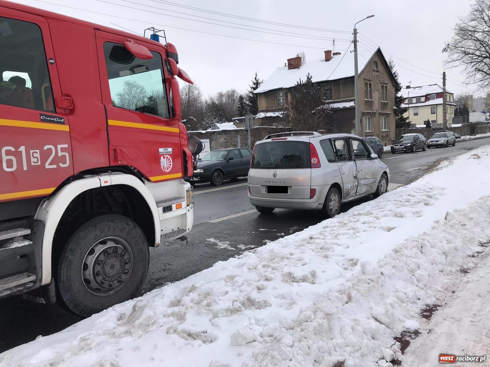 Zdjęcie w galerii na portalu naszraciborz.pl: Zderzenie renault z ciężarówką na skrzyżowaniu Kościuszki-Łąkowa wiadomości z regionu