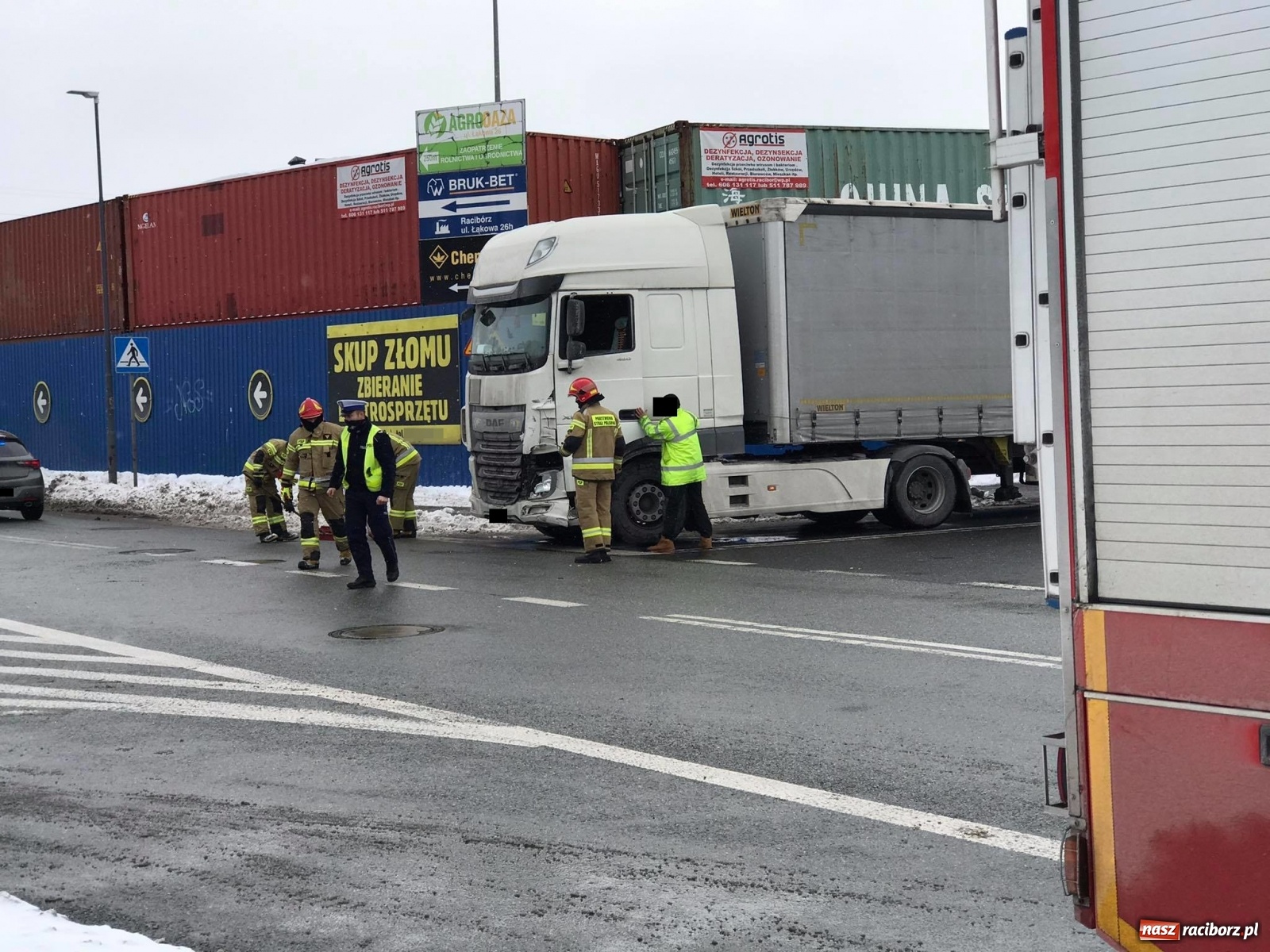 Zdjęcie w galerii na portalu naszraciborz.pl: Zderzenie renault z ciężarówką na skrzyżowaniu Kościuszki-Łąkowa wiadomości z regionu