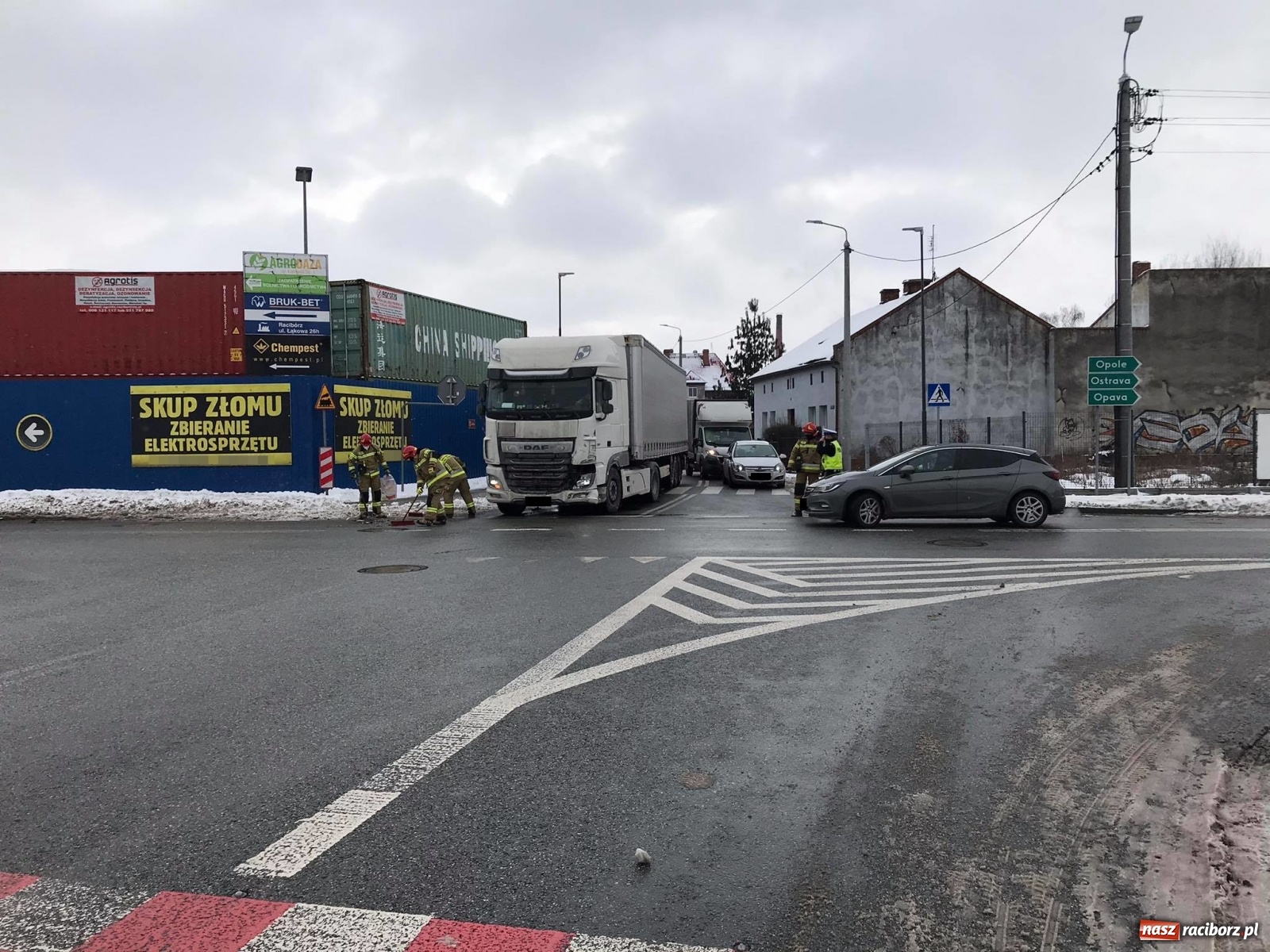 Zdjęcie w galerii na portalu naszraciborz.pl: Zderzenie renault z ciężarówką na skrzyżowaniu Kościuszki-Łąkowa wiadomości z regionu