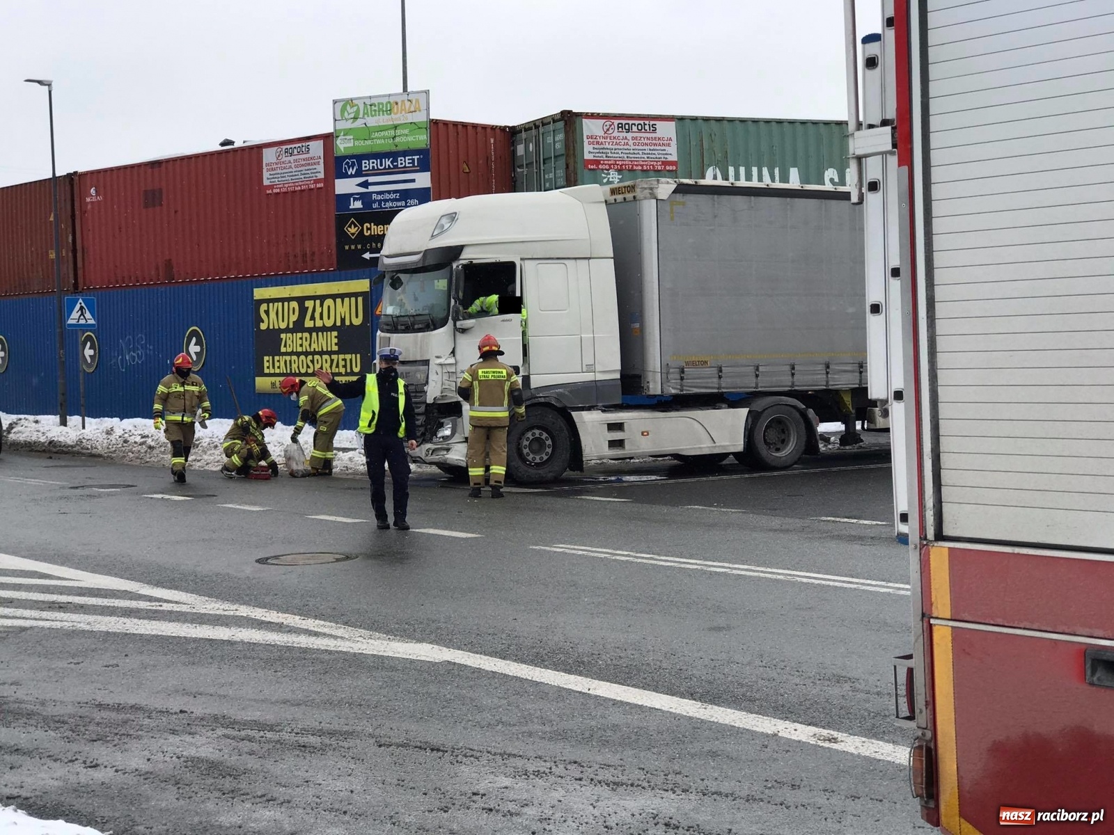 Zdjęcie w galerii na portalu naszraciborz.pl: Zderzenie renault z ciężarówką na skrzyżowaniu Kościuszki-Łąkowa wiadomości z regionu