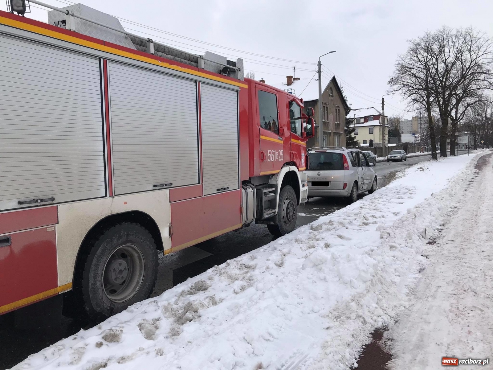 Zdjęcie w galerii na portalu naszraciborz.pl: Zderzenie renault z ciężarówką na skrzyżowaniu Kościuszki-Łąkowa wiadomości z regionu