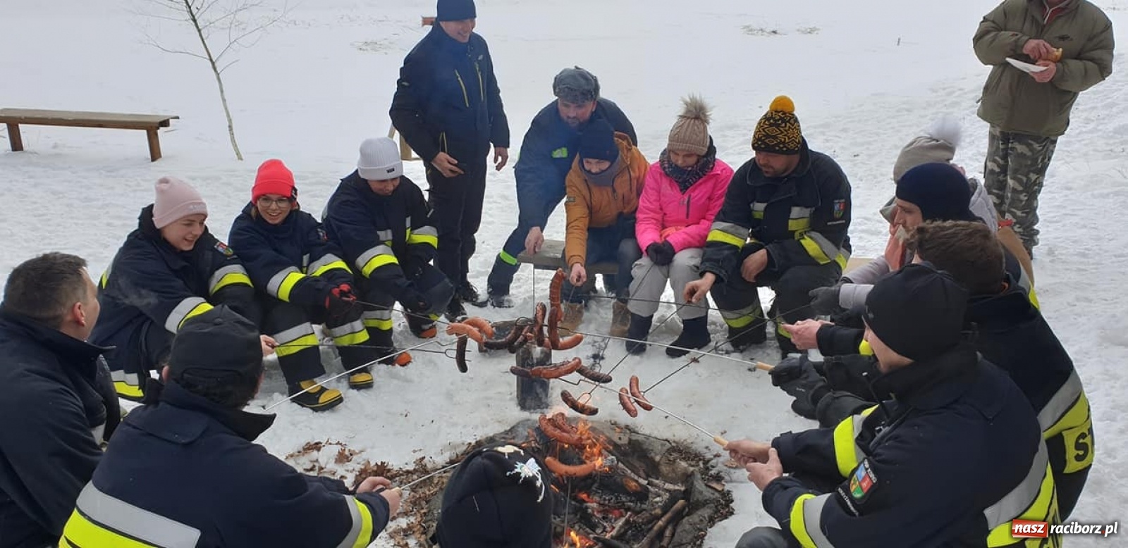 Zdjęcie w galerii na portalu naszraciborz.pl: Ochotnicy z Krzyżanowic ćwiczyli na lodzie wiadomości z regionu