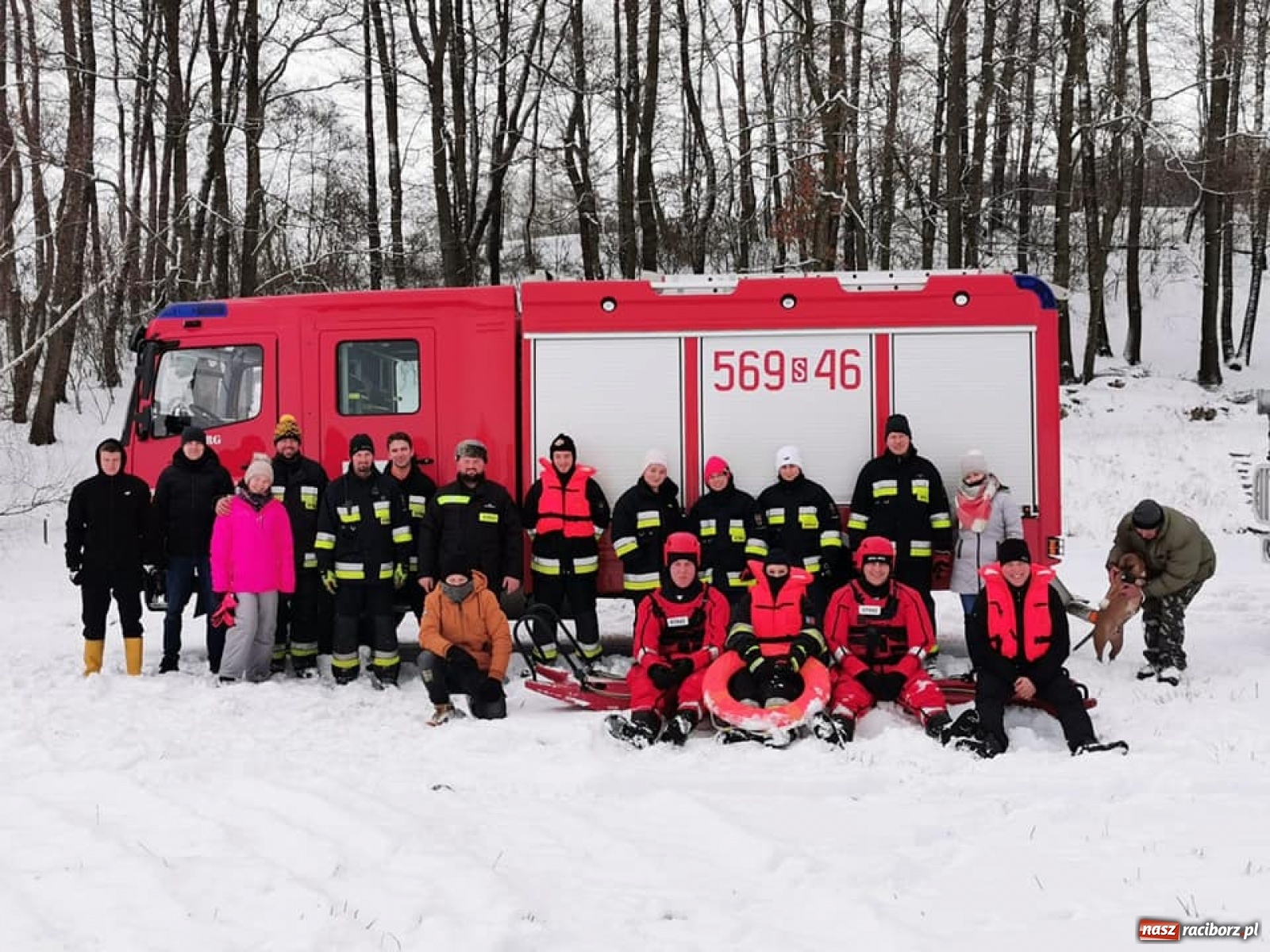 Zdjęcie w galerii na portalu naszraciborz.pl: Ochotnicy z Krzyżanowic ćwiczyli na lodzie wiadomości z regionu