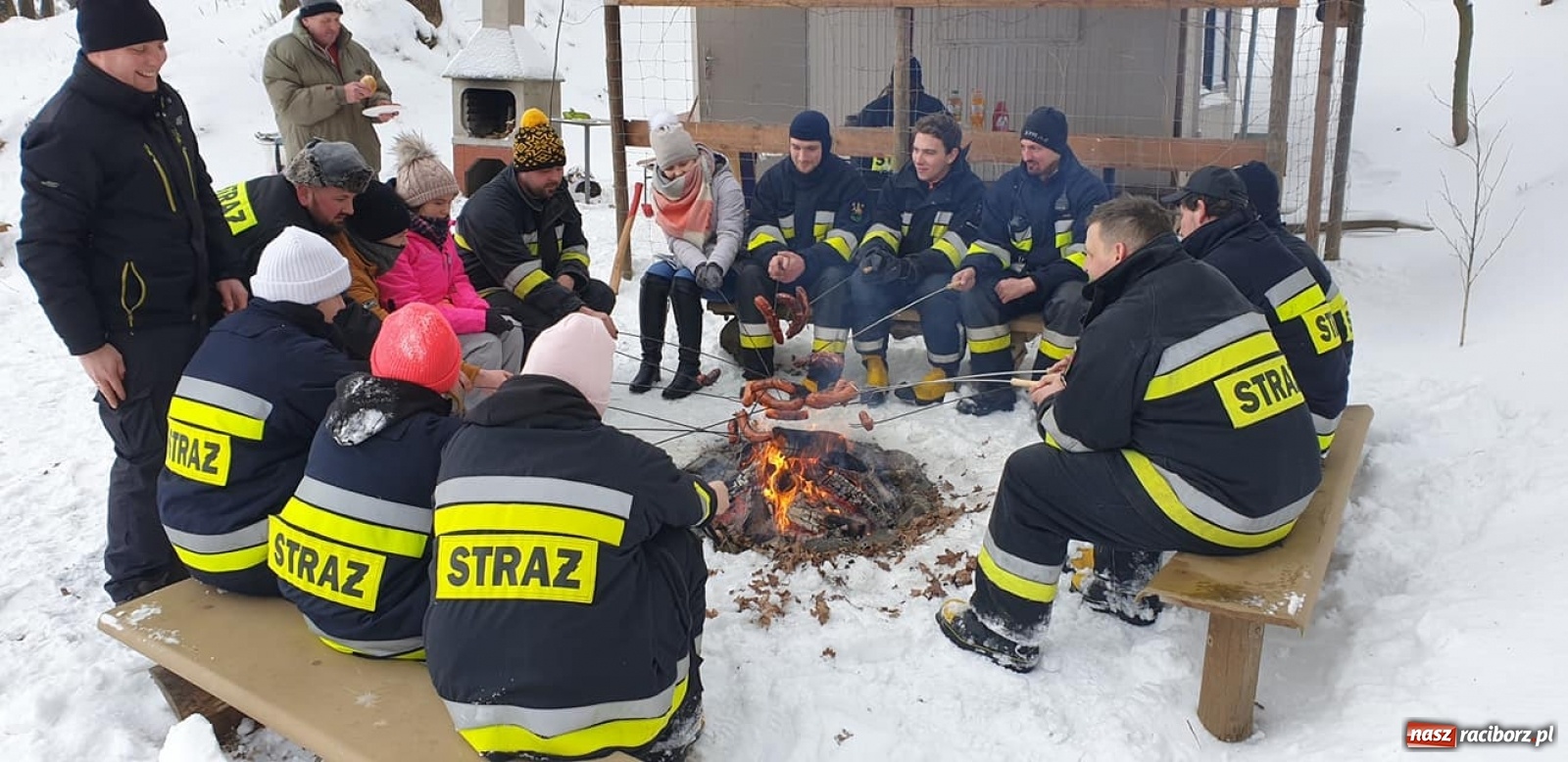 Zdjęcie w galerii na portalu naszraciborz.pl: Ochotnicy z Krzyżanowic ćwiczyli na lodzie wiadomości z regionu