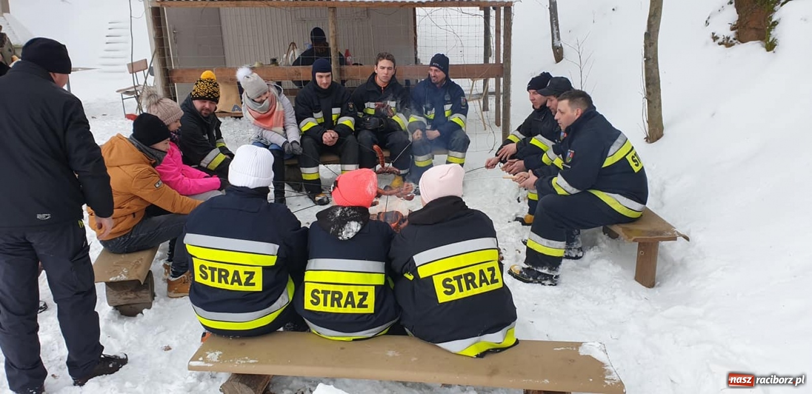 Zdjęcie w galerii na portalu naszraciborz.pl: Ochotnicy z Krzyżanowic ćwiczyli na lodzie wiadomości z regionu