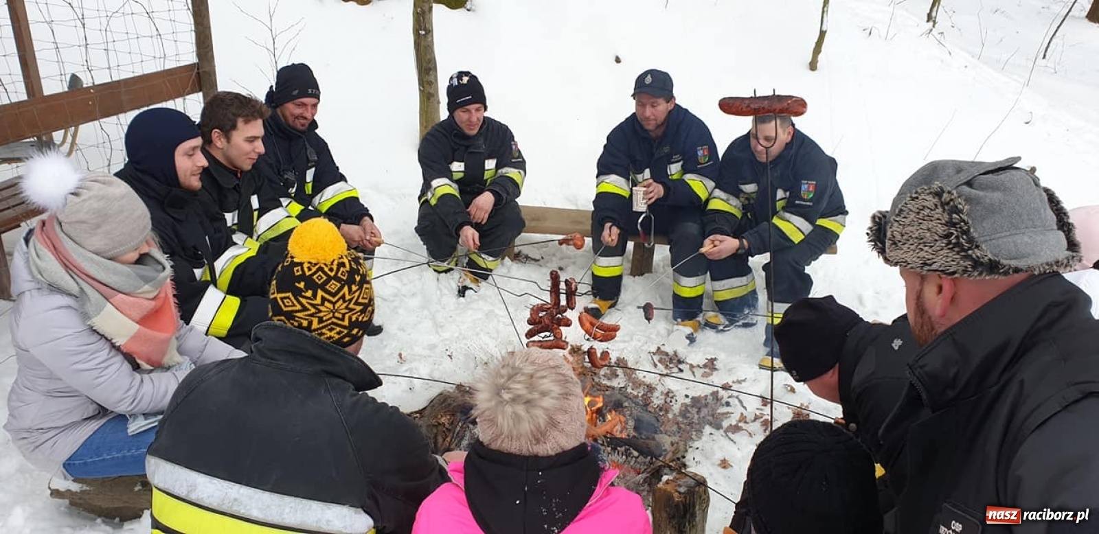 Zdjęcie w galerii na portalu naszraciborz.pl: Ochotnicy z Krzyżanowic ćwiczyli na lodzie wiadomości z regionu