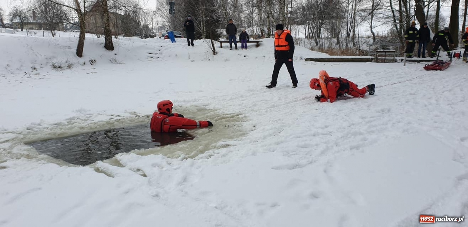 Zdjęcie w galerii na portalu naszraciborz.pl: Ochotnicy z Krzyżanowic ćwiczyli na lodzie wiadomości z regionu