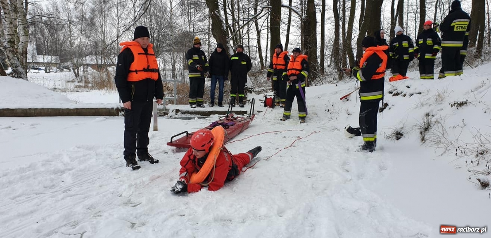 Zdjęcie w galerii na portalu naszraciborz.pl: Ochotnicy z Krzyżanowic ćwiczyli na lodzie wiadomości z regionu