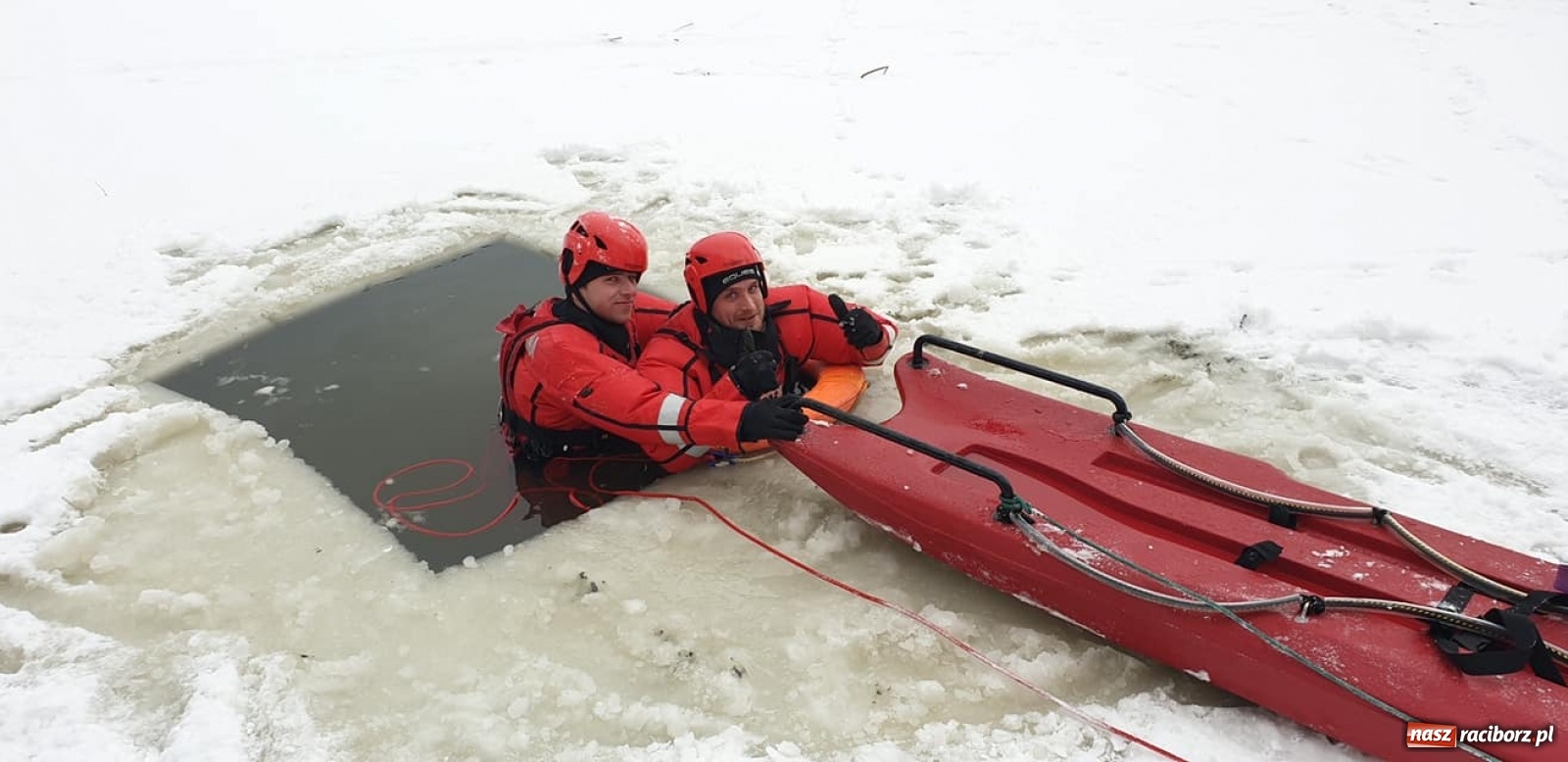 Zdjęcie w galerii na portalu naszraciborz.pl: Ochotnicy z Krzyżanowic ćwiczyli na lodzie wiadomości z regionu