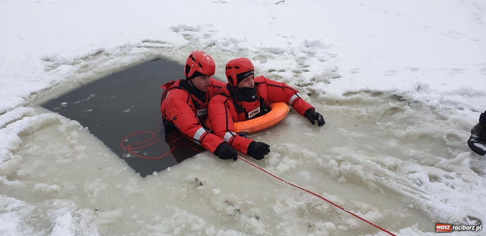 Zdjęcie w galerii na portalu naszraciborz.pl: Ochotnicy z Krzyżanowic ćwiczyli na lodzie wiadomości z regionu