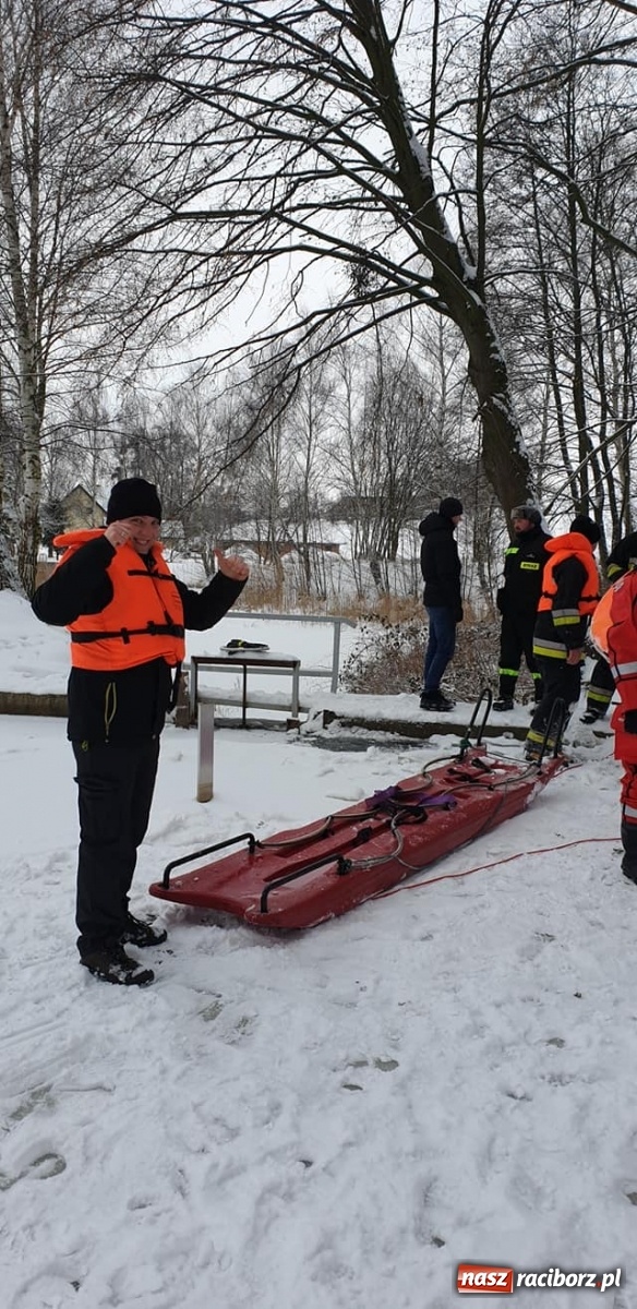 Zdjęcie w galerii na portalu naszraciborz.pl: Ochotnicy z Krzyżanowic ćwiczyli na lodzie wiadomości z regionu