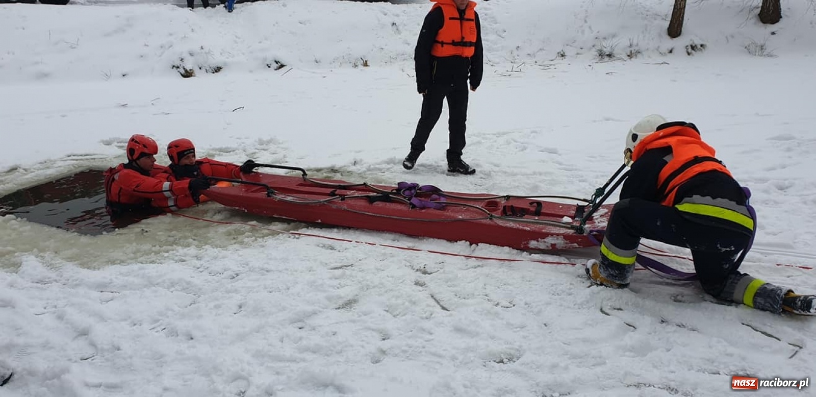 Zdjęcie w galerii na portalu naszraciborz.pl: Ochotnicy z Krzyżanowic ćwiczyli na lodzie wiadomości z regionu