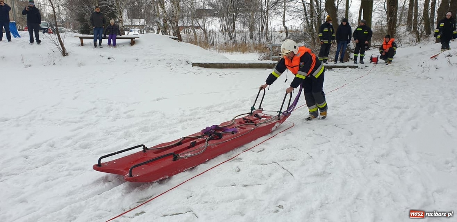 Zdjęcie w galerii na portalu naszraciborz.pl: Ochotnicy z Krzyżanowic ćwiczyli na lodzie wiadomości z regionu