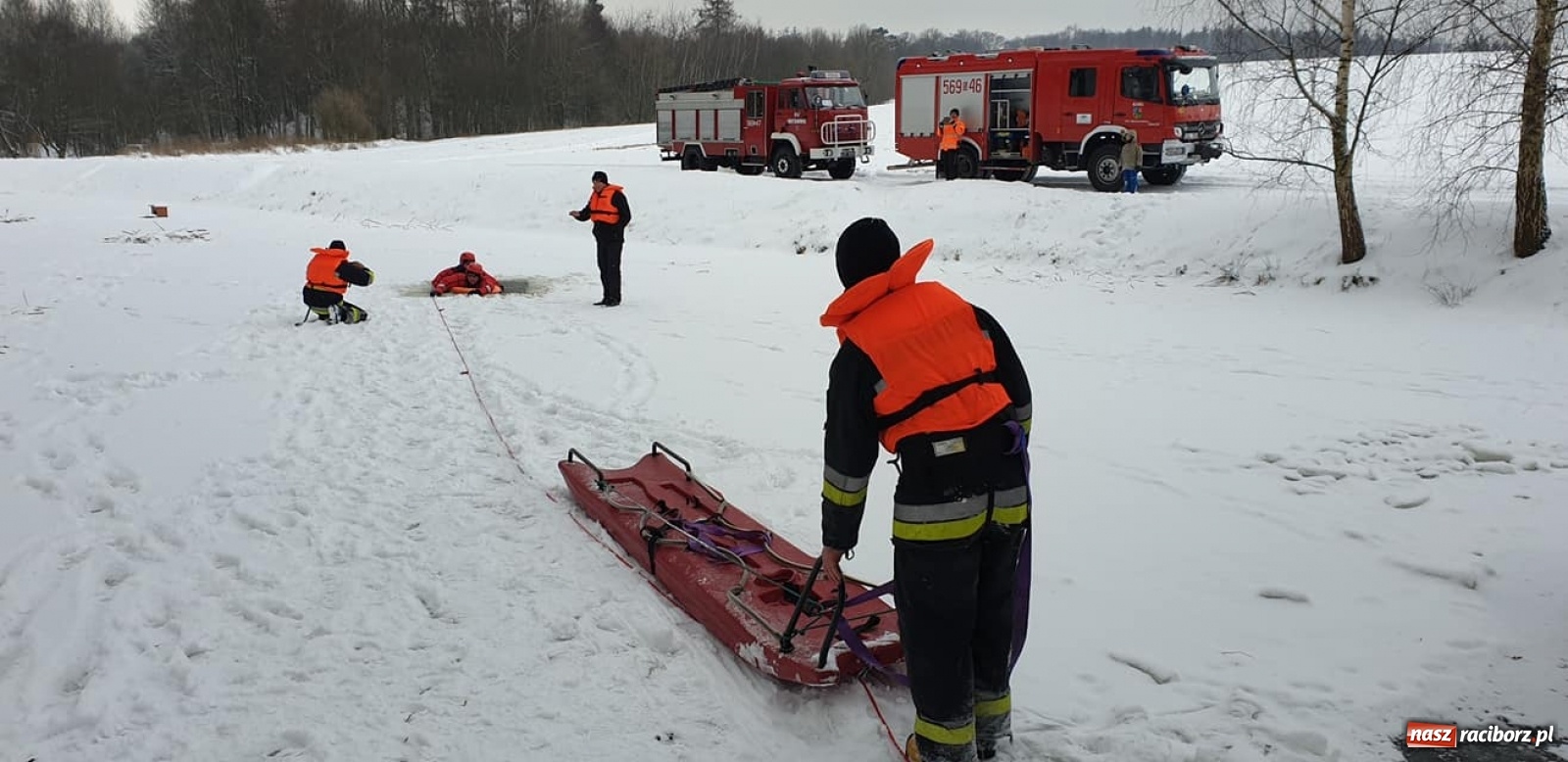 Zdjęcie w galerii na portalu naszraciborz.pl: Ochotnicy z Krzyżanowic ćwiczyli na lodzie wiadomości z regionu