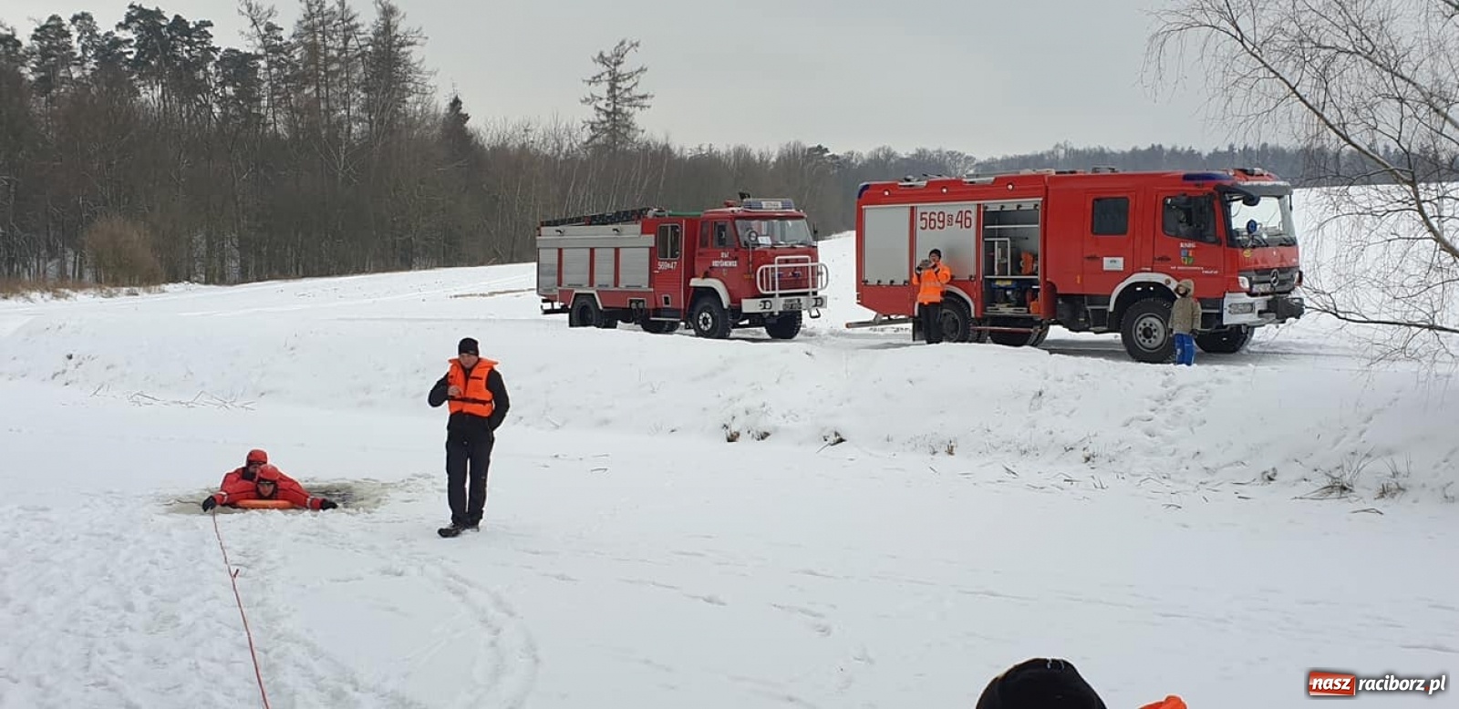 Zdjęcie w galerii na portalu naszraciborz.pl: Ochotnicy z Krzyżanowic ćwiczyli na lodzie wiadomości z regionu