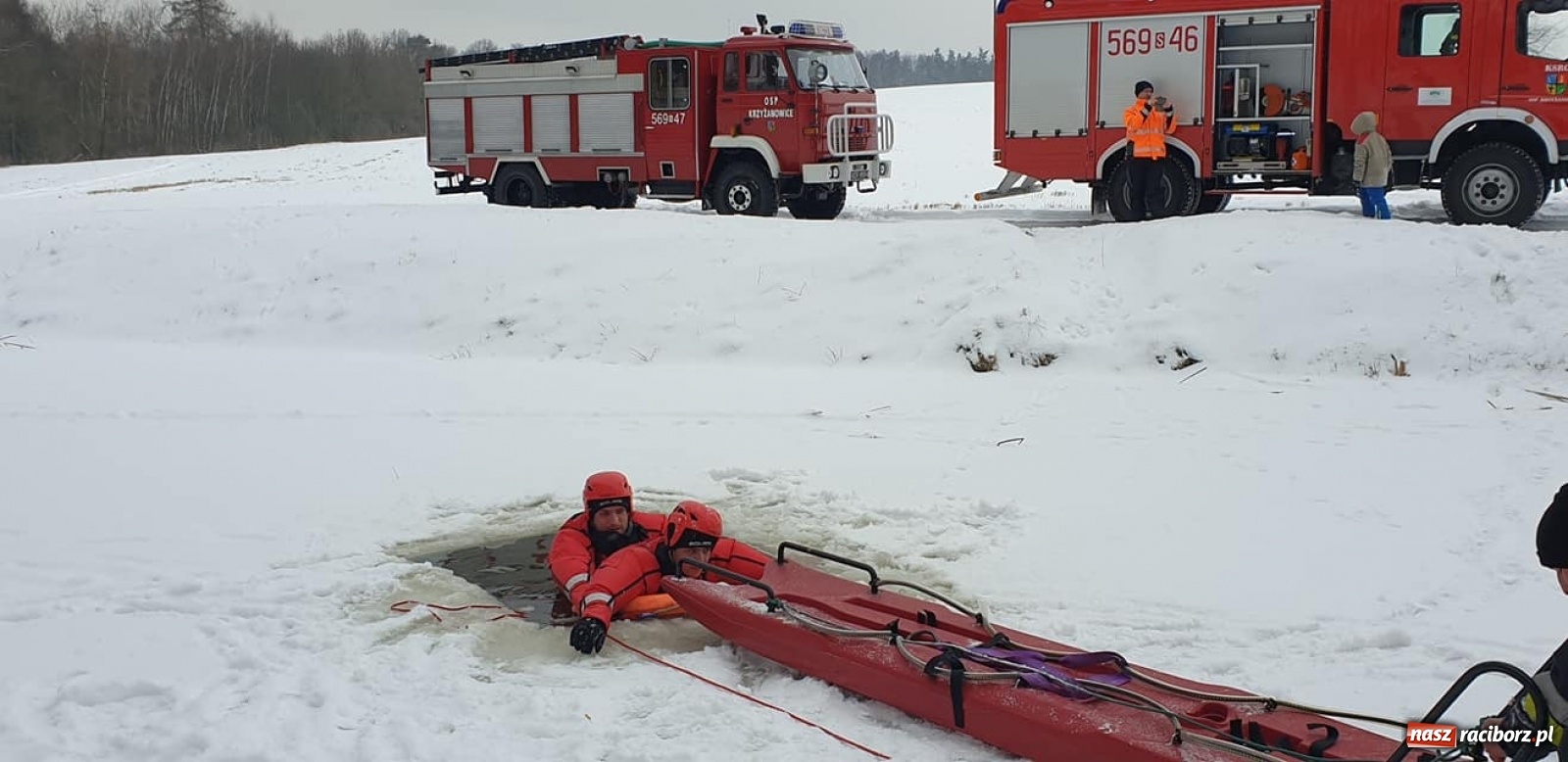 Zdjęcie w galerii na portalu naszraciborz.pl: Ochotnicy z Krzyżanowic ćwiczyli na lodzie wiadomości z regionu