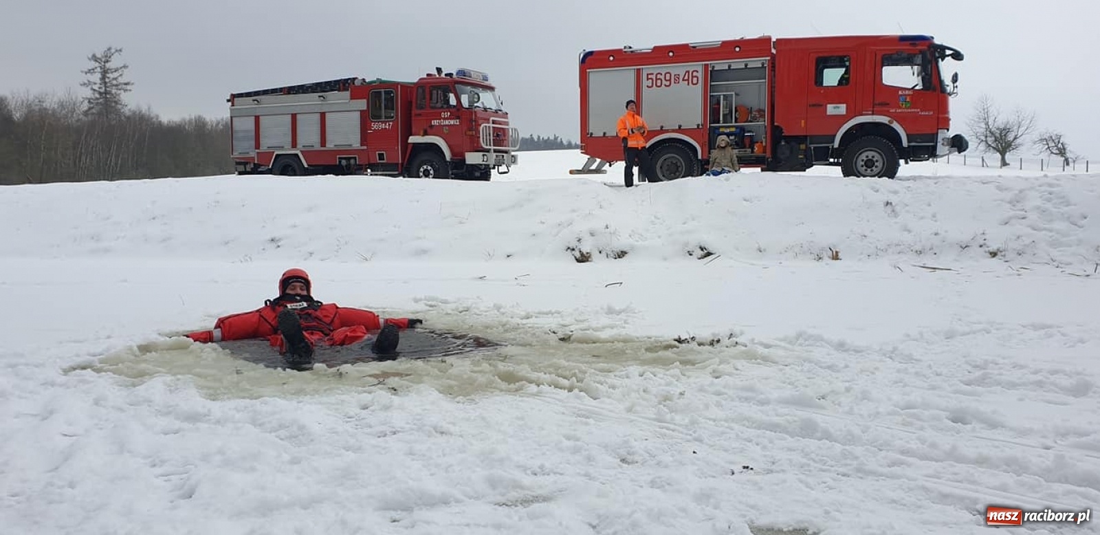 Zdjęcie w galerii na portalu naszraciborz.pl: Ochotnicy z Krzyżanowic ćwiczyli na lodzie wiadomości z regionu