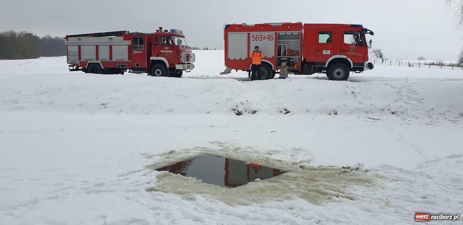 Zdjęcie w galerii na portalu naszraciborz.pl: Ochotnicy z Krzyżanowic ćwiczyli na lodzie wiadomości z regionu