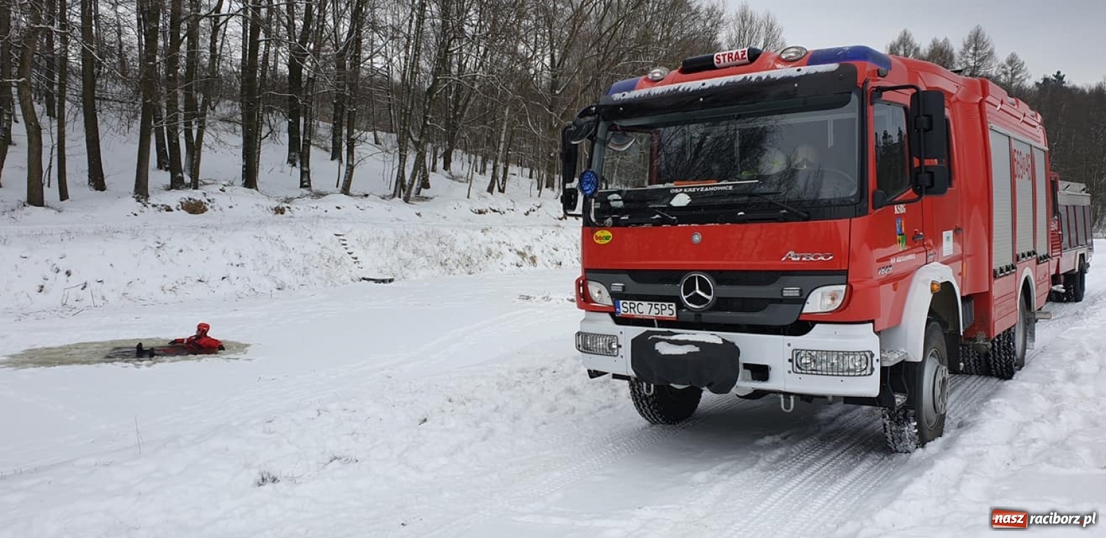 Zdjęcie w galerii na portalu naszraciborz.pl: Ochotnicy z Krzyżanowic ćwiczyli na lodzie wiadomości z regionu