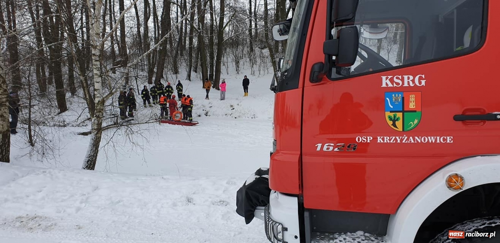 Zdjęcie w galerii na portalu naszraciborz.pl: Ochotnicy z Krzyżanowic ćwiczyli na lodzie wiadomości z regionu